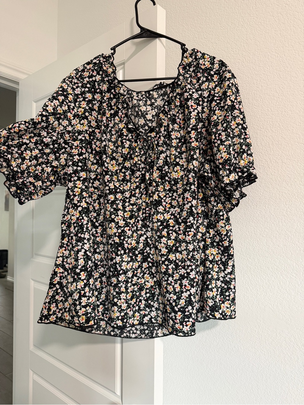 4x floral blouse with tie detail